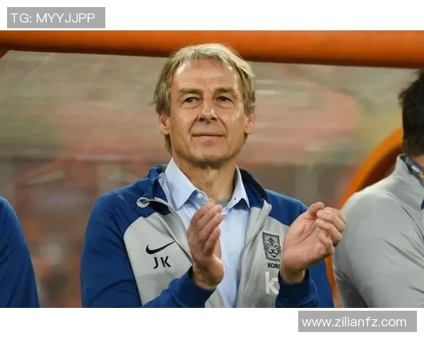 足球明星私下放松时刻揭秘捏脚视频引发球迷热议